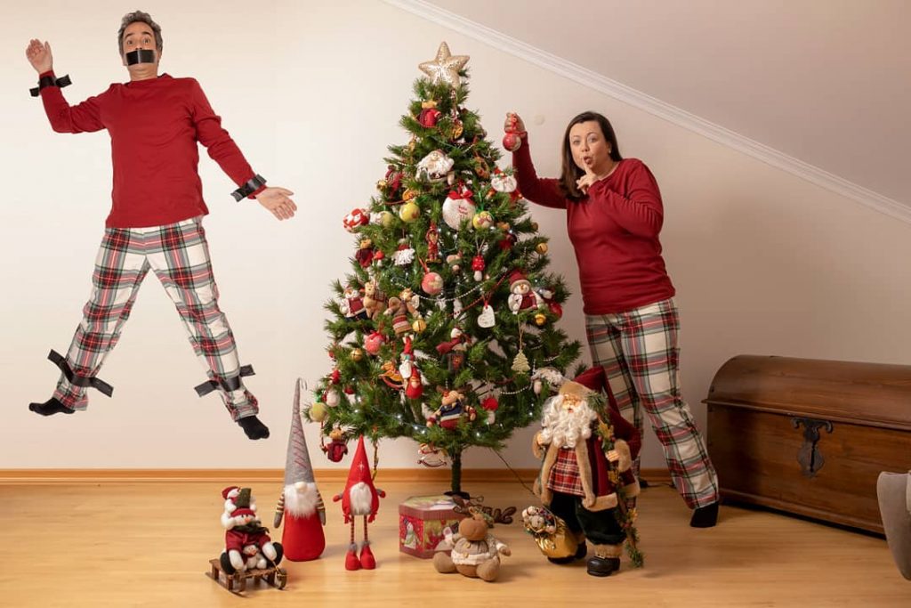 Fotografia humoristica de casal, em casa, no Natal