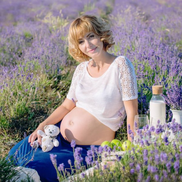 fotografia_gravidas_jovem mae, num campo de flores