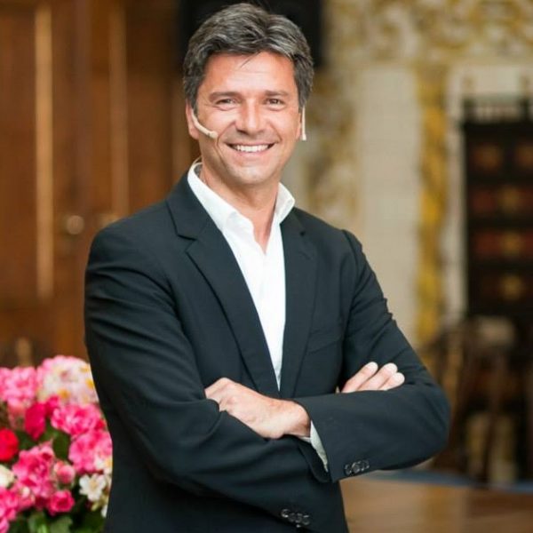 tenor_luis_peças_ao_piano_em_atuacao_evento_no_el_corte_ingles_em_lisboa