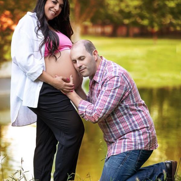 sessão_fotografica_exterior_jovem_casal_gravida