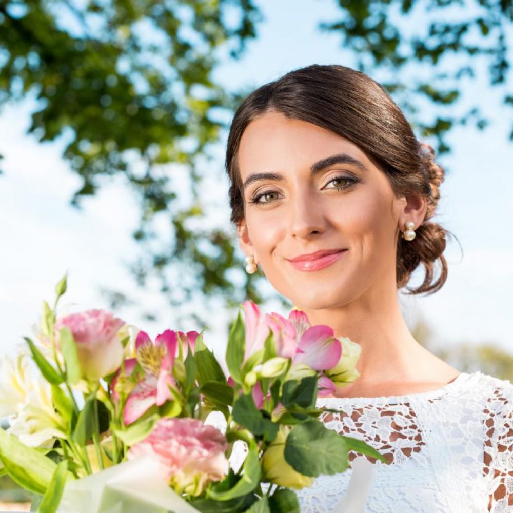 sessão_fotos_noiva noiva_bouquet_floral close_up_noiva Noiva_sorriso fotografia_retrato_noiva noiva_jardim fotografia_jardim_noiva